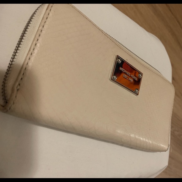 Michael Kors Zip Around Wallet. - Picture 1 of 8